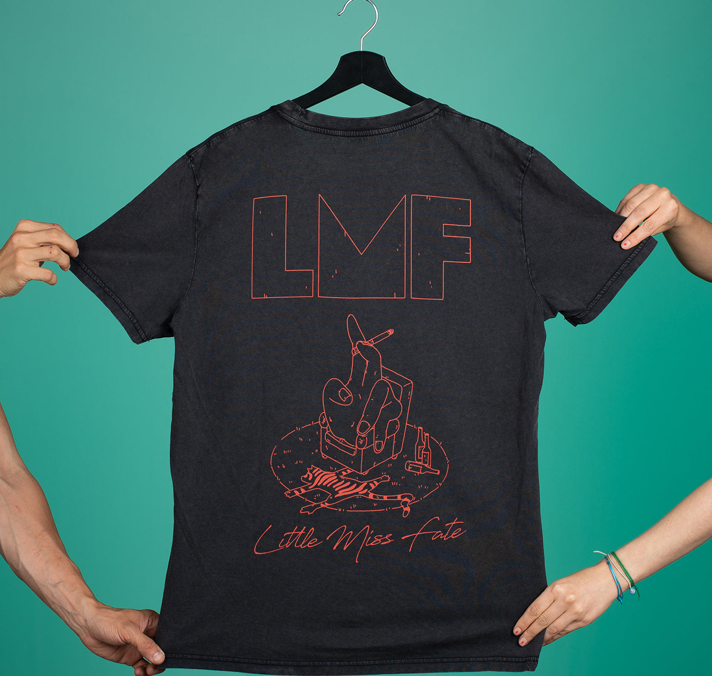 https://www.supportyourlocalartist.ch/cdn/shop/files/YetiKollektiv_Shirt_LittleMissFate_dyedblack_2_1388x.jpg?v=1689321616